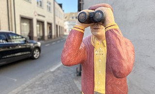 Guckt genau hin: Der Mann mit Fernglas, der mittlerweile, ob seiner Neugier aufs öffentliche Leben auch als "Erich Mielke" bekannt ist, gehört mittlerweile dem Huxarium Gartenpark. - Ralf T. Mischer Guckt genau hin: Der Mann mit Fernglas, der mittlerweile, ob seiner Neugier aufs öffentliche Leben auch als "Erich Mielke" bekannt ist, gehört mittlerweile dem Huxarium Gartenpark. - Ralf T. Mischer
