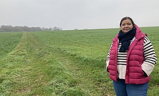 Andrea Hillbrand steht am städtischen Wanderweg, der von der Diebrocker Straße aus das geplante Abbaugelände einmal durchschneidet. - Corina Lass Andrea Hillbrand steht am städtischen Wanderweg, der von der Diebrocker Straße aus das geplante Abbaugelände einmal durchschneidet. - Corina Lass