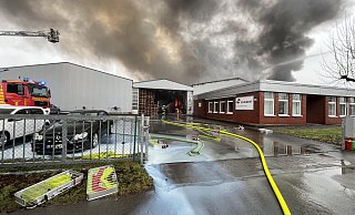 Ein Großbrand bei der Firma Schubert in Rietberg sorgte am Mittwoch für einen Großeinsatz der Feuerwehr. - NW Ein Großbrand bei der Firma Schubert in Rietberg sorgte am Mittwoch für einen Großeinsatz der Feuerwehr. - NW