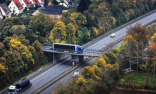 Noch sind Lkw auf der Brücke an der Weseler Straße über die A30 unterwegs. - Gerald Dunkel Noch sind Lkw auf der Brücke an der Weseler Straße über die A30 unterwegs. - Gerald Dunkel