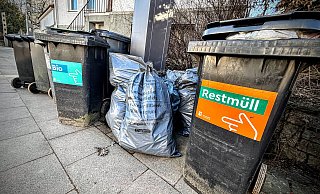 Einige Restmüll- und Biotonnen sind in Bielefeld nach wie vor sehr voll. Auch Sonderabholungs-Säcke stehen an der Straße. - Eike Horstmann Einige Restmüll- und Biotonnen sind in Bielefeld nach wie vor sehr voll. Auch Sonderabholungs-Säcke stehen an der Straße. - Eike Horstmann