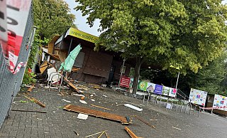 Beim SC Bielefeld 04/26 ist in der Nacht auf Montag eine Pommesbude explodiert. - Paul Brinkmann Beim SC Bielefeld 04/26 ist in der Nacht auf Montag eine Pommesbude explodiert. - Paul Brinkmann