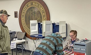In Wausau in Wisconsin geben Wähler am 22. Oktober ihre Stimmen ab. - IMAGO/ZUMA Press Wire In Wausau in Wisconsin geben Wähler am 22. Oktober ihre Stimmen ab. - IMAGO/ZUMA Press Wire