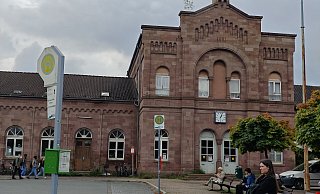 Die Stadt Holzminden will das Bahnhofsgebäude in Augenschein nehmen, um es gegebenenfalls zu kaufen. Das würde ganz neue Möglichkeiten eröffnen. - Svenja Ludwig Die Stadt Holzminden will das Bahnhofsgebäude in Augenschein nehmen, um es gegebenenfalls zu kaufen. Das würde ganz neue Möglichkeiten eröffnen. - Svenja Ludwig