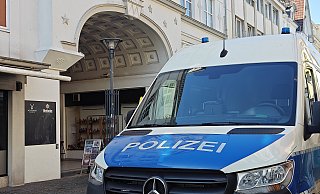 Brandermittler der Kriminalpolizei untersuchten die ausgebrannte Wohnung im Hohenzollernhof. - Ulf Hanke Brandermittler der Kriminalpolizei untersuchten die ausgebrannte Wohnung im Hohenzollernhof. - Ulf Hanke
