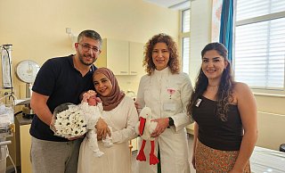 Freuen sich, dass es der kleinen Ella gut geht: die Eltern Mohammed und Israa Alobeid aus Stemwede (v. l.) mit Klinikdirektorin Isabela Scheibner und Hebamme Tuba Özarac. - Irma Mujanovic/MKK Freuen sich, dass es der kleinen Ella gut geht: die Eltern Mohammed und Israa Alobeid aus Stemwede (v. l.) mit Klinikdirektorin Isabela Scheibner und Hebamme Tuba Özarac. - Irma Mujanovic/MKK