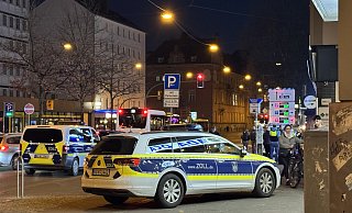 Autos des Zolls in der Nähe des Bielefelder Bahnhofs. Dort wurden verschiedene Läden kontrolliert. - Paul Brinkmann Autos des Zolls in der Nähe des Bielefelder Bahnhofs. Dort wurden verschiedene Läden kontrolliert. - Paul Brinkmann