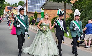 Das Königspaar Andreas Fricke und Linda Schulz beim Festumzug durch Niesen mit seinen Königsoffizieren an der Seite. - Nicole Kuper Das Königspaar Andreas Fricke und Linda Schulz beim Festumzug durch Niesen mit seinen Königsoffizieren an der Seite. - Nicole Kuper