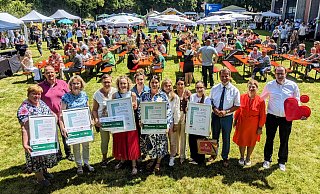 Die Preisträgerinnen und Beteiligte freuen sich beim Kreisfamilienfest in Scherfede über die Auszeichnungen. - Burkhard Battran Die Preisträgerinnen und Beteiligte freuen sich beim Kreisfamilienfest in Scherfede über die Auszeichnungen. - Burkhard Battran