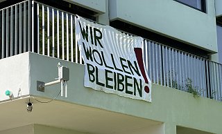Stiller Widerstand: Mit diesen Plakaten zeigen die Studierenden der TH OWL in Höxter Flagge gegen das Standort-Aus. - Ralf T. Mischer Stiller Widerstand: Mit diesen Plakaten zeigen die Studierenden der TH OWL in Höxter Flagge gegen das Standort-Aus. - Ralf T. Mischer