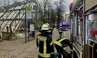 Die Feuerwehr sperrte den Zugang zur Stadtbahn am Bahnhof. - Jens Reichenbach Die Feuerwehr sperrte den Zugang zur Stadtbahn am Bahnhof. - Jens Reichenbach