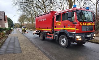 Von Oberbecksen bis zur Innenstadt reichte die Ölspur, die die Feuerwehr Mittwochmorgen vier Stunden beschäftigte. - Feuerwehr Bad Oeynhausen Von Oberbecksen bis zur Innenstadt reichte die Ölspur, die die Feuerwehr Mittwochmorgen vier Stunden beschäftigte. - Feuerwehr Bad Oeynhausen