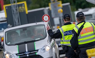 Inzwischen gibt es stationäre Grenzkontrollen an allen deutschen Landesgrenzen. 25 Prozent der Teilnehmer der Befragung gaben an, nicht funktionierender Grenzschutz treibe sie mehr um als alles andere. (Archivfoto) - Peter Kneffel/dpa Inzwischen gibt es stationäre Grenzkontrollen an allen deutschen Landesgrenzen. 25 Prozent der Teilnehmer der Befragung gaben an, nicht funktionierender Grenzschutz treibe sie mehr um als alles andere. (Archivfoto) - Peter Kneffel/dpa