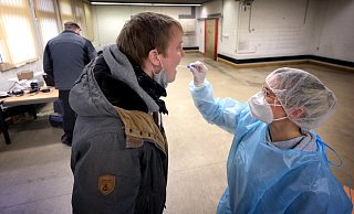 Katharina Nocken führt einen PCR-Test bei einem Besucher aus Hessen durch. Das Testergebnis soll in 48 Stunden vorliegen - Andreas Frücht Katharina Nocken führt einen PCR-Test bei einem Besucher aus Hessen durch. Das Testergebnis soll in 48 Stunden vorliegen - Andreas Frücht
