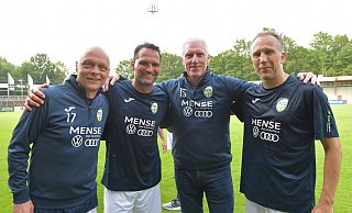 Im Sommer spielten Frank Scharpenberg und Rob Reekers gemeinsam mit Rino Capretti und Dirk van der Ven (v.r.) im Traditionsteam des FC Gütersloh. Am Sonntag sehen sich „Scharpi" und „Robbi" als Sportliche Leiter der Oberligamannschaften aus Clarholz und Gütersloh wieder. - Jens Dünhölter Im Sommer spielten Frank Scharpenberg und Rob Reekers gemeinsam mit Rino Capretti und Dirk van der Ven (v.r.) im Traditionsteam des FC Gütersloh. Am Sonntag sehen sich „Scharpi" und „Robbi" als Sportliche Leiter der Oberligamannschaften aus Clarholz und Gütersloh wieder. - Jens Dünhölter