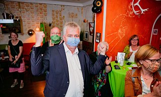 Die Fäuste hoch reckt Grünen-Bürgermeisterkandidat Klaus Schröder bei der Bekanntgabe der ersten Ergebnisse. Rechts hinter ihm am Tisch sitzt Landratskandidatin Norika Creuzmann. - BESIM MAZHIQI Die Fäuste hoch reckt Grünen-Bürgermeisterkandidat Klaus Schröder bei der Bekanntgabe der ersten Ergebnisse. Rechts hinter ihm am Tisch sitzt Landratskandidatin Norika Creuzmann. - BESIM MAZHIQI