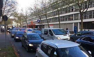 Nicht nur die Geschäfte: Auch die Straßen rund um Bielefeld sind an diesem Brückentag komplett überfüllt. Hier die Elsa-Brändström-Straße. - Wolfgang Rudolf Nicht nur die Geschäfte: Auch die Straßen rund um Bielefeld sind an diesem Brückentag komplett überfüllt. Hier die Elsa-Brändström-Straße. - Wolfgang Rudolf