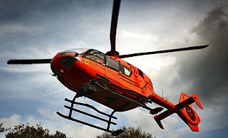 Landet Bielefelds Christoph 13, sorgt der sogenannte Rotorabwind an Ort und Stelle für einen lokalen Sturm. Dabei wird so einiges umhergewirbelt. Nicht jeder hat dafür Verständnis. - Sarah Jonek Landet Bielefelds Christoph 13, sorgt der sogenannte Rotorabwind an Ort und Stelle für einen lokalen Sturm. Dabei wird so einiges umhergewirbelt. Nicht jeder hat dafür Verständnis. - Sarah Jonek