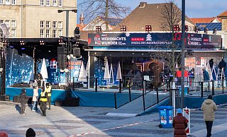 Das WDR2-Weihnachtswunder findet auf einer Bühne und in einem gläsernen Studio am Paderborner Domplatz statt. - Niklas Tüns Das WDR2-Weihnachtswunder findet auf einer Bühne und in einem gläsernen Studio am Paderborner Domplatz statt. - Niklas Tüns