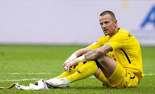 Torwart Manuel Riemann sitzt nachdenklich auf dem Spielfeld. Seine Zukunft beim SC Paderborn ist längst entschieden. - picture alliance/dpa Torwart Manuel Riemann sitzt nachdenklich auf dem Spielfeld. Seine Zukunft beim SC Paderborn ist längst entschieden. - picture alliance/dpa