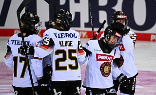 Die deutschen Eishockey-Frauen jubeln über den souveränen Erfolg über die Slowakei. - Gregor Fischer/dpa Die deutschen Eishockey-Frauen jubeln über den souveränen Erfolg über die Slowakei. - Gregor Fischer/dpa