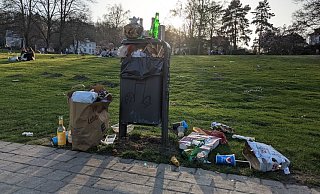 Im Bürgerpark quellen die Abfalleimer über. - Julia Lichtnecker Im Bürgerpark quellen die Abfalleimer über. - Julia Lichtnecker