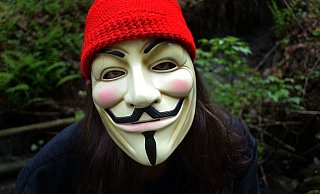 Nicht zu erkennen: Die Tatverdächtigen versteckten sich hinter Anonymous- und Clown-Masken. - Pixabay Nicht zu erkennen: Die Tatverdächtigen versteckten sich hinter Anonymous- und Clown-Masken. - Pixabay