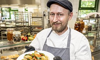Koch Oliver Kersten serviert in der Frischküche der Gesamtschule Quelle Ofengemüse mit Tomatensalsa. - Jörg Dieckmann Koch Oliver Kersten serviert in der Frischküche der Gesamtschule Quelle Ofengemüse mit Tomatensalsa. - Jörg Dieckmann