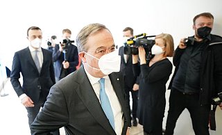 Der CDU-Vorsitzende und Ministerpräsident von Nordrhein-Westfalen, Armin Laschet und CDU-Generalsekretär Paul Ziemiak (l) verlassen eine Pressekonferenz im Konrad-Adenauer-Haus zur Kanzlerkandidatenfrage der Union. - Foto: Michael Kappeler/dpa Der CDU-Vorsitzende und Ministerpräsident von Nordrhein-Westfalen, Armin Laschet und CDU-Generalsekretär Paul Ziemiak (l) verlassen eine Pressekonferenz im Konrad-Adenauer-Haus zur Kanzlerkandidatenfrage der Union. - Foto: Michael Kappeler/dpa
