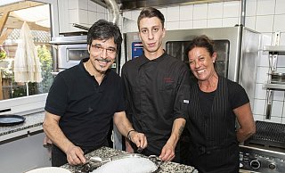 Der Renner: Raffaele Cinquepalmi (v. l.), Umberto Papagno und Cira Ruocco mit dem „Geheimtipp" Wolfsbarsch in Salzkruste und selbst gemachtem Ravioli. - Jörg Dieckmann Der Renner: Raffaele Cinquepalmi (v. l.), Umberto Papagno und Cira Ruocco mit dem „Geheimtipp" Wolfsbarsch in Salzkruste und selbst gemachtem Ravioli. - Jörg Dieckmann