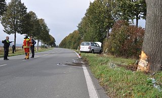 Auf der B 65 in Haddenhausen hat es einen schweren Unfall gegeben. - Nadine Schwan Auf der B 65 in Haddenhausen hat es einen schweren Unfall gegeben. - Nadine Schwan