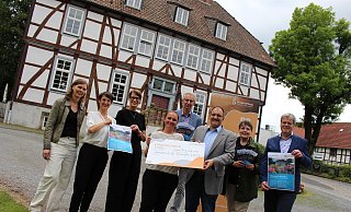 Annette Gemke (v.l.), Sylvia Daume und Andrée Dietsch vom Vokalensemble "Anis oder Mandel", Carolin Hupe von der Gemeinde Borchen, Jörg Wenzel, Schulleiter der Schule an der Altenau, Hugo Kremer von der Bürgerstiftung "Zukunft Borchen", sowie Nelo Thies, verantwortlich für Musical und Puppenspiel, und Bürgermeister Uwe Gockel präsentieren das neue Programm der Veranstaltungsreihe "Umsonst und draußen" rund um den Mallinckrodthof in Borchen. - Pauline Maus Annette Gemke (v.l.), Sylvia Daume und Andrée Dietsch vom Vokalensemble "Anis oder Mandel", Carolin Hupe von der Gemeinde Borchen, Jörg Wenzel, Schulleiter der Schule an der Altenau, Hugo Kremer von der Bürgerstiftung "Zukunft Borchen", sowie Nelo Thies, verantwortlich für Musical und Puppenspiel, und Bürgermeister Uwe Gockel präsentieren das neue Programm der Veranstaltungsreihe "Umsonst und draußen" rund um den Mallinckrodthof in Borchen. - Pauline Maus