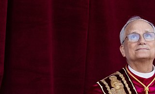 Der neue Papst Leo XIV. erscheint nach dem Konklave auf dem Balkon des Petersdoms. Mit ihm könnte eine neue Ära in der katholischen Kirche beginnen. - Marijan Murat/dpa Der neue Papst Leo XIV. erscheint nach dem Konklave auf dem Balkon des Petersdoms. Mit ihm könnte eine neue Ära in der katholischen Kirche beginnen. - Marijan Murat/dpa