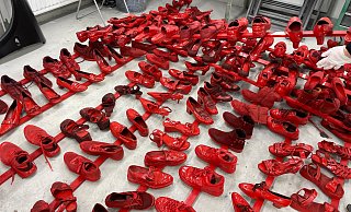 Jedes Paar der rote Schuhe symbolisiert eine getötete Frau in Deutschland im Jahr 2024, die durch geschlechtsbezogene Gewalt ums Leben gekommen ist. - Stadt Rahden Jedes Paar der rote Schuhe symbolisiert eine getötete Frau in Deutschland im Jahr 2024, die durch geschlechtsbezogene Gewalt ums Leben gekommen ist. - Stadt Rahden