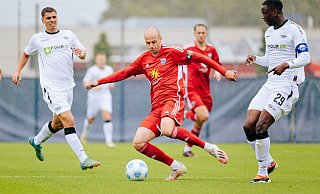 SCP-Sturmtalent Ilyas Ansah (r.), hier im Duell gegen Emdens Tim-Justin Dietrich, trug im ersten Testspiel überraschend die Kapitänsbinde. - BESIM MAZHIQI SCP-Sturmtalent Ilyas Ansah (r.), hier im Duell gegen Emdens Tim-Justin Dietrich, trug im ersten Testspiel überraschend die Kapitänsbinde. - BESIM MAZHIQI