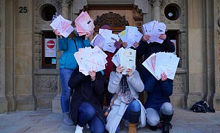 Neben den Zeugnissen und Urkunden gaben die Frauen, die aus Angst vor Anfeindungen und Druck am Arbeitsplatz anonym bleiben wollen, auch einen offenen Brief am Rathaus ab. - Peter Unger Neben den Zeugnissen und Urkunden gaben die Frauen, die aus Angst vor Anfeindungen und Druck am Arbeitsplatz anonym bleiben wollen, auch einen offenen Brief am Rathaus ab. - Peter Unger