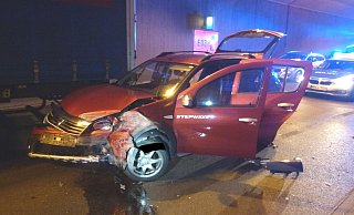 Beim Fahrstreifenwechsel kollidierte der Lastwagen mit dem Dacia. - Polizei Minden Beim Fahrstreifenwechsel kollidierte der Lastwagen mit dem Dacia. - Polizei Minden