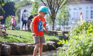 Kilian (3) kühlt sich seine kleinen Füße im Park der Menschenrechte. - Sarah Jonek Kilian (3) kühlt sich seine kleinen Füße im Park der Menschenrechte. - Sarah Jonek