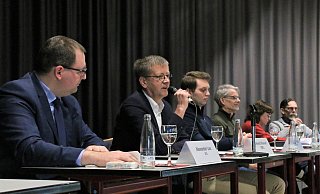 An der Podiumsdiskussion im Berufskolleg Schloß Neuhaus haben (v.l.) Alexander Lex (AfD), Burkhard Blienert (SPD), Kevin Gniosdorz (CDU), Peter Altenbernd (Bündnis 90/Die Grünen), Charlotte Neuhäuser (Die Linke) und Andreas Höltke (BSW) teilgenommen. - Rajkumar Mukherjee An der Podiumsdiskussion im Berufskolleg Schloß Neuhaus haben (v.l.) Alexander Lex (AfD), Burkhard Blienert (SPD), Kevin Gniosdorz (CDU), Peter Altenbernd (Bündnis 90/Die Grünen), Charlotte Neuhäuser (Die Linke) und Andreas Höltke (BSW) teilgenommen. - Rajkumar Mukherjee