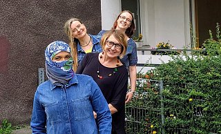 Lima S. (ganz vorne) freut sich besonders in dieser Zeit über Rat und Hilfe von Joanna Falk, Birgit Noll und Melanie Schwede (v. vorne) vom Team der Sozialberatung Am Wilhelmsberg in SchloßNeuhaus. - AWO Lima S. (ganz vorne) freut sich besonders in dieser Zeit über Rat und Hilfe von Joanna Falk, Birgit Noll und Melanie Schwede (v. vorne) vom Team der Sozialberatung Am Wilhelmsberg in SchloßNeuhaus. - AWO