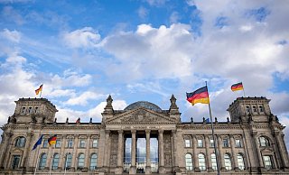 Das Reichstagsgebäude in Berlin ist Sitz des Deutschen Bundestags. Im dem debattieren die Abgeordneten aktuell über die Ausrichtung der Migrationspolitik. - Monika Skolimowska/dpa Das Reichstagsgebäude in Berlin ist Sitz des Deutschen Bundestags. Im dem debattieren die Abgeordneten aktuell über die Ausrichtung der Migrationspolitik. - Monika Skolimowska/dpa