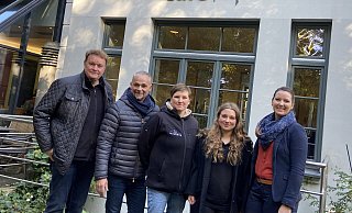 Die neuen Betreiber des HudL-Cafés Ulrich Stecker (Duke & Earl, v. l.), Marco Falke, Janina Ott (beide Momente) und Cara Griffin (Earl & Duke) freuen sich zusammen mit Anna Otte (Markthalle Herford) auf die neue Aufgabe. - Dana Johanna Stoll Die neuen Betreiber des HudL-Cafés Ulrich Stecker (Duke & Earl, v. l.), Marco Falke, Janina Ott (beide Momente) und Cara Griffin (Earl & Duke) freuen sich zusammen mit Anna Otte (Markthalle Herford) auf die neue Aufgabe. - Dana Johanna Stoll