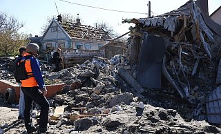 Menschen betrachten ein Gebäude in Saporischschja, dass nach ukrainischen Angaben durch russischen Beschuss zerstört wurde. - Andriyenko Andriy/AP/dpa Menschen betrachten ein Gebäude in Saporischschja, dass nach ukrainischen Angaben durch russischen Beschuss zerstört wurde. - Andriyenko Andriy/AP/dpa