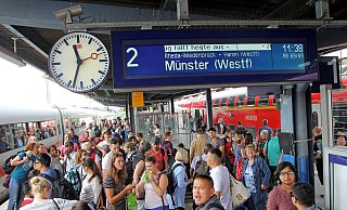 Menschenmenge: Zahlreiche Reisende warteten lange auf dem Gütersloher Bahnhof oder erfuhren dort, dass ihr Zug komplett ausfällt. Die Informationspolitik der Deutschen Bahn wurde vielfach kritisiert. - Michael Schuh Menschenmenge: Zahlreiche Reisende warteten lange auf dem Gütersloher Bahnhof oder erfuhren dort, dass ihr Zug komplett ausfällt. Die Informationspolitik der Deutschen Bahn wurde vielfach kritisiert. - Michael Schuh