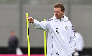 Da geht\\\'s lang zur WM: Julian Nagelsmann beim Training in Herzogenaurach. - Federico Gambarini/dpa Da geht\\\'s lang zur WM: Julian Nagelsmann beim Training in Herzogenaurach. - Federico Gambarini/dpa