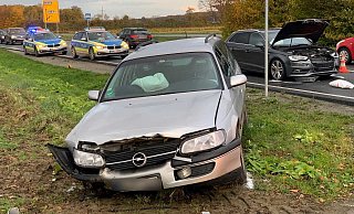 Das Ausweichmanöver des Opel-Fahrers endete im Straßengraben. - Ralph Meyer Das Ausweichmanöver des Opel-Fahrers endete im Straßengraben. - Ralph Meyer
