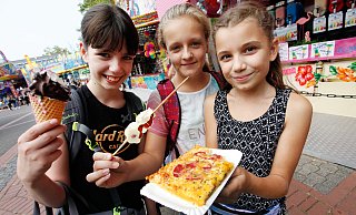 „Verler Leben" kann gut schmecken: Nike (v. l.), Finja und Alina beschlossen ihren Rundgang über die Kirmes mit Eis, schokolierten Früchten und Pizza. - Roland Thöring „Verler Leben" kann gut schmecken: Nike (v. l.), Finja und Alina beschlossen ihren Rundgang über die Kirmes mit Eis, schokolierten Früchten und Pizza. - Roland Thöring