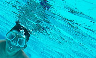 Ein Junge taucht im Freibad. - Symbolfoto: dpa Ein Junge taucht im Freibad. - Symbolfoto: dpa