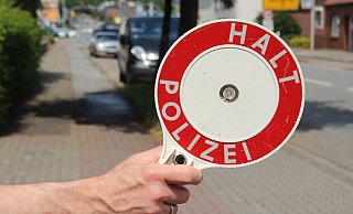 Dies ist eine echte Polizeikelle. Mit einer ähnlichen Kelle winkten Unbekannte nach Angaben der Polizei Herford den 41-jährigen Fahrer eines Sattelzugs von der A30 - um ihn auszurauben. - Noah Matzat Dies ist eine echte Polizeikelle. Mit einer ähnlichen Kelle winkten Unbekannte nach Angaben der Polizei Herford den 41-jährigen Fahrer eines Sattelzugs von der A30 - um ihn auszurauben. - Noah Matzat