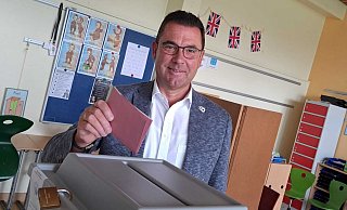 Carsten Torke gab in der Grundschule seines Heimatdorfes Vinsebeck seine Stimme ab. - Madita Schellenberg Carsten Torke gab in der Grundschule seines Heimatdorfes Vinsebeck seine Stimme ab. - Madita Schellenberg
